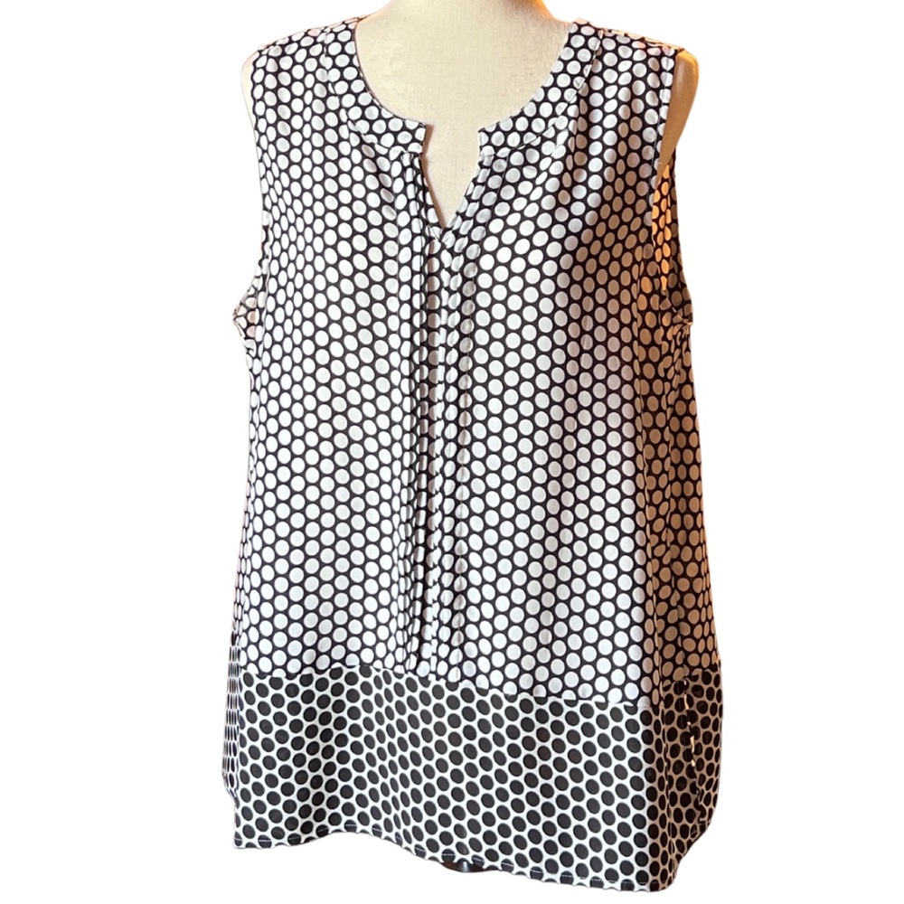 Women' s Sleeveless V-Neck Blouse